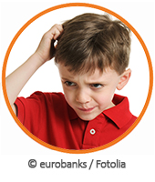Juckreiz ist das häufigste Symptom bei Läusen Junge hat ein Läuse Symptom