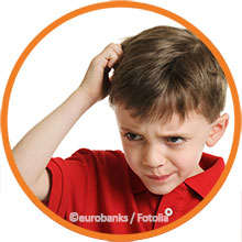 Junge hat Symptome von Läusen